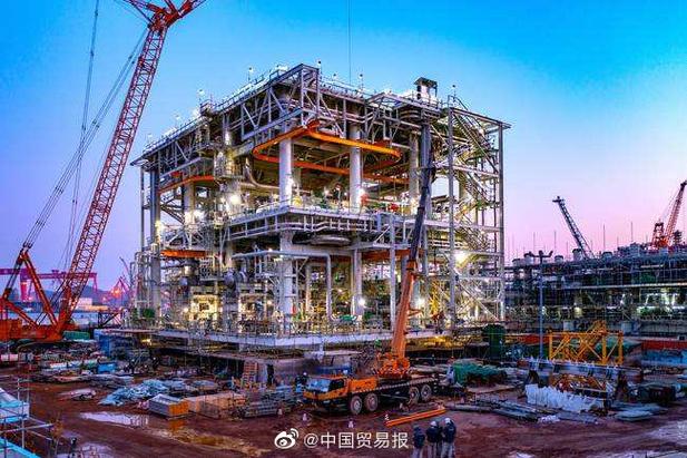 全球首个一体化建造的lng工厂核心工艺模. 来自中国贸易报